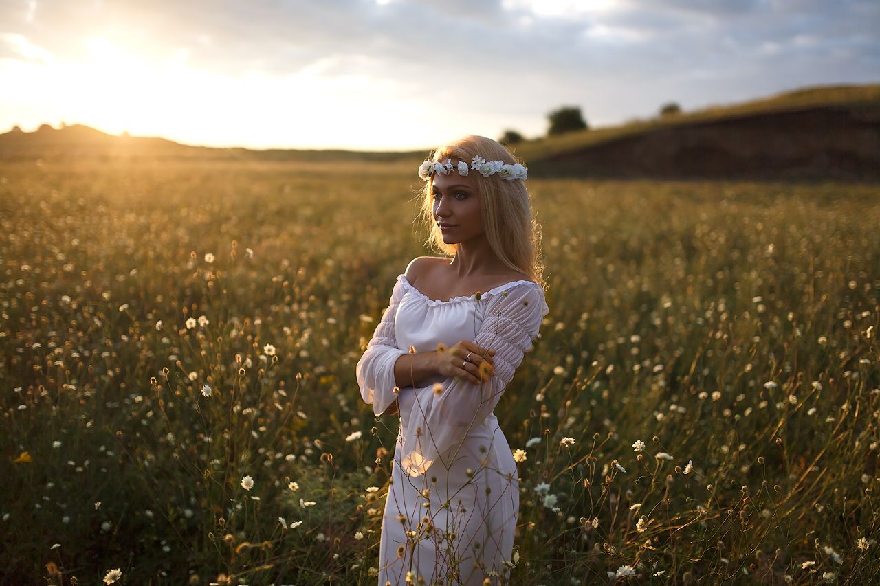 Girls in Slavic costumes in Wroclaw